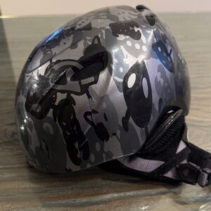 Giro Black and Gray ski snowboard Helmet